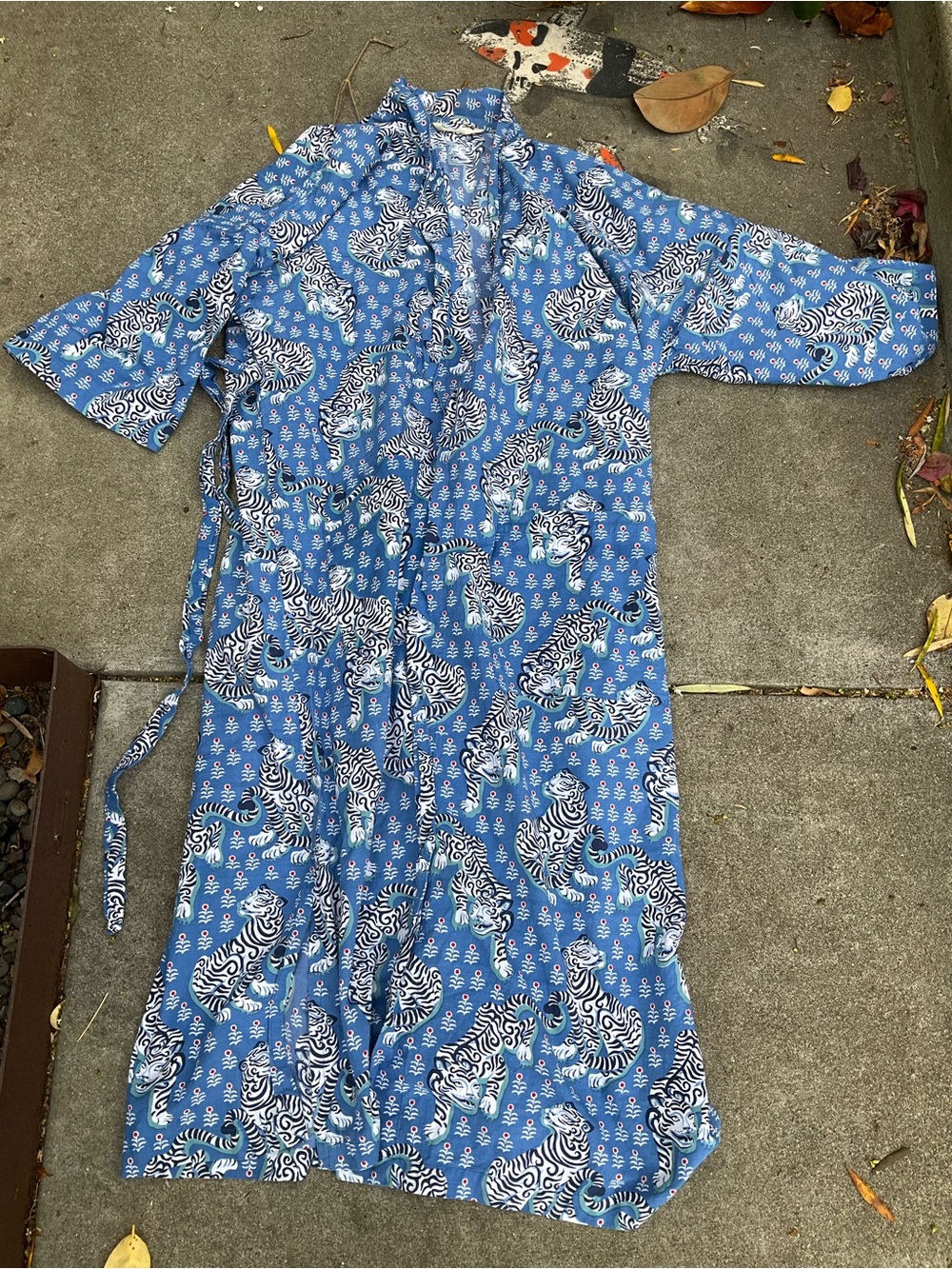 PrintFresh Blue & White Tiger Print Robe - Picture 7 of 7